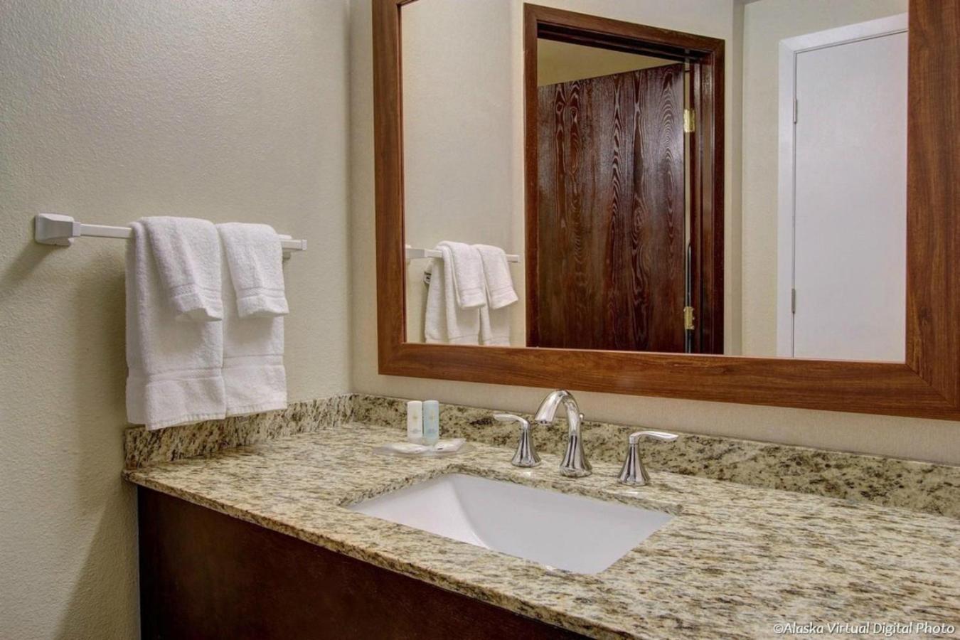 Wingate By Wyndham Anchorage Downtown - Ship Creek Hotel Bagian luar foto
